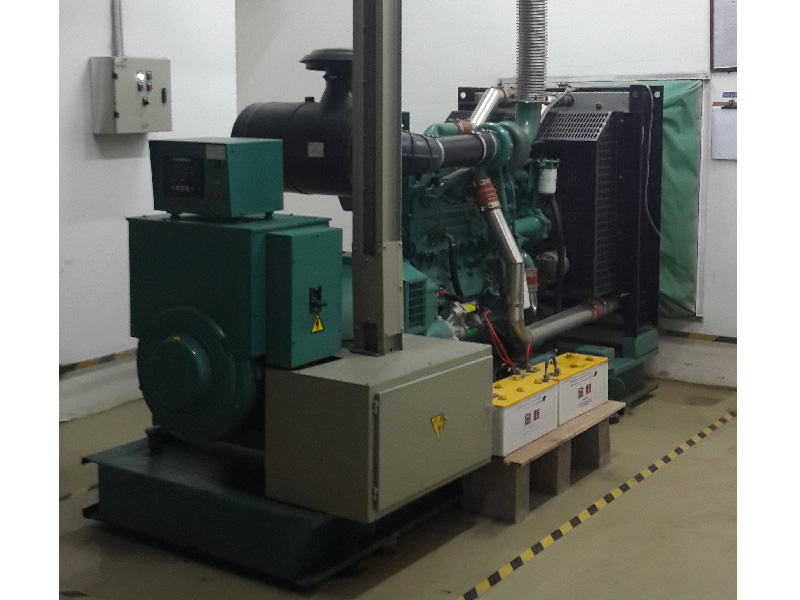 資陽家樂福一臺500KW康明斯機(jī)房現(xiàn)場