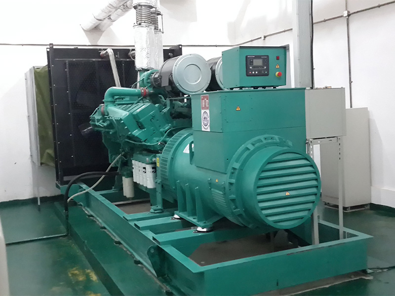 西昌沃爾瑪一臺800KW康明斯機(jī)房現(xiàn)場